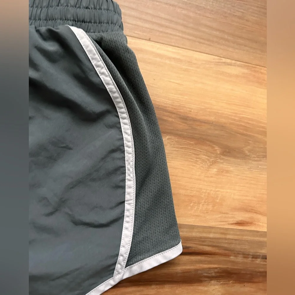 Under Armour Heat gear Womens Medium Gray Elastic Waist Lined Running Shorts‎